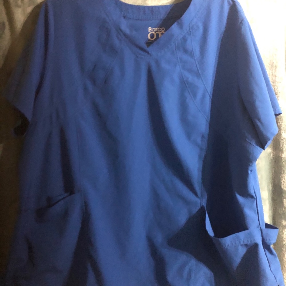 Barco scrub top